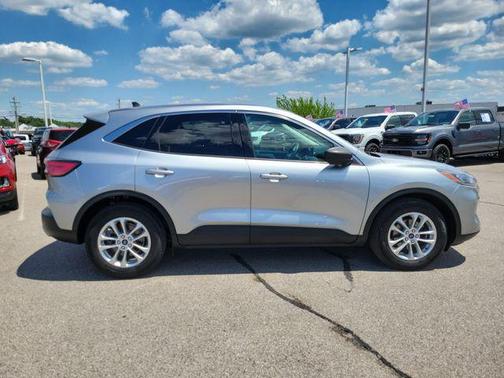 Iconic Silver Metallic 2022 Ford Escape SE