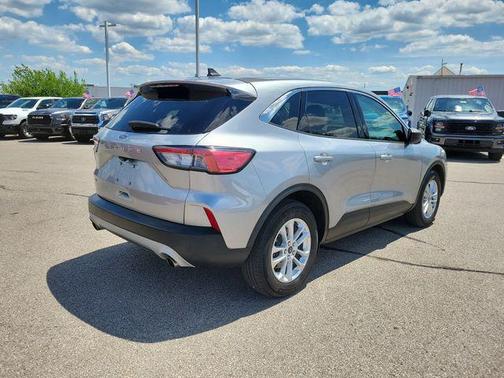 Iconic Silver Metallic 2022 Ford Escape SE