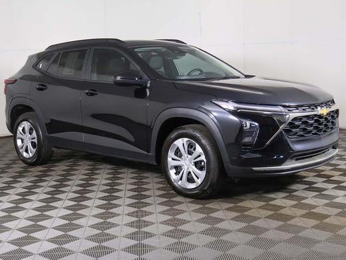 Mosaic Black Metallic 2025 Chevrolet Trax LT
