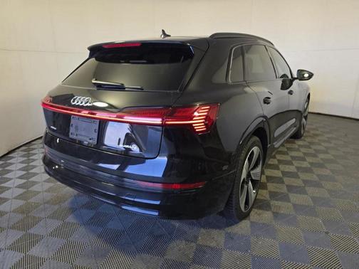 2022 Audi e-tron Premium Plus