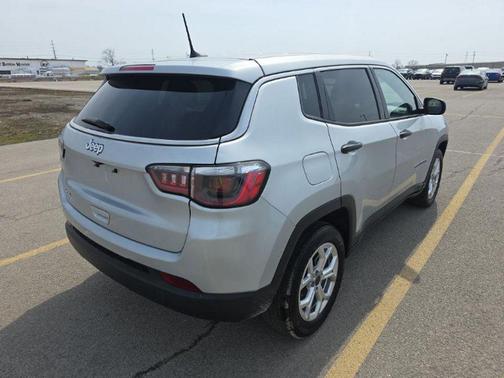 Silver Zynith Metallic Clearcoat 2025 Jeep Compass Sport