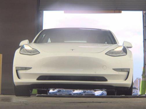 Pearl White Multi-Coat 2018 Tesla Model 3 Mid Range