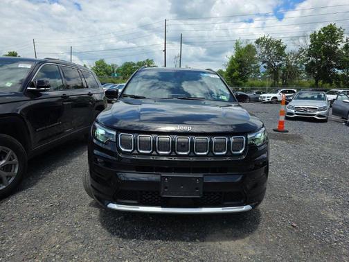 Diamond Black Crystal Pearlcoat 2022 Jeep Compass Limited