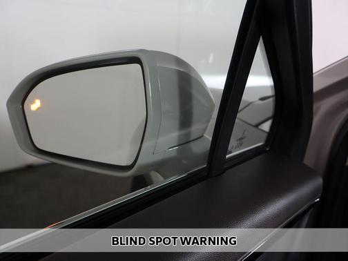 Ceramic Pearl Metallic Tinted Clearcoat 2023 Lincoln Nautilus Standard