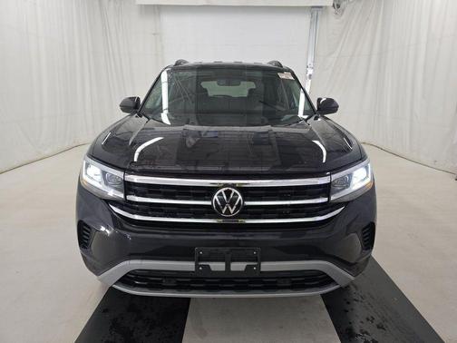 Deep Black 2023 Volkswagen Atlas 3.6L SE w/Technology