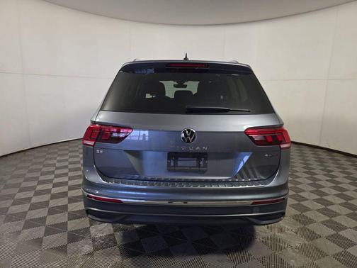 Platinum Gray Metallic 2024 Volkswagen Tiguan 2.0T SE 4MOTION