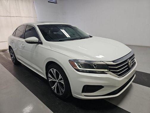 Pure White 2022 Volkswagen Passat 2.0T SE
