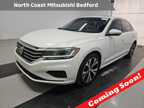 Pure White 2022 Volkswagen Passat 2.0T SE