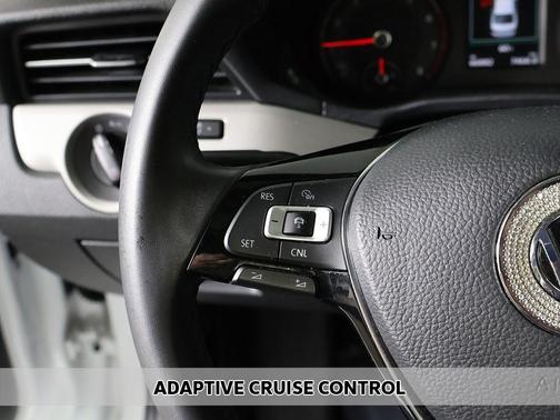 Pure White 2022 Volkswagen Passat 2.0T SE
