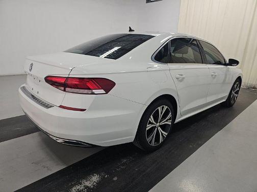 Pure White 2022 Volkswagen Passat 2.0T SE