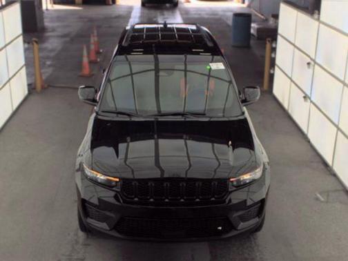 Diamond Black Crystal Pearlcoat 2023 Jeep Grand Cherokee Altitude