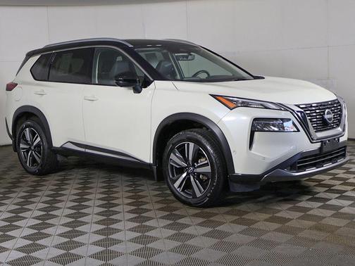 Pearl White Tricoat/Super Black 2023 Nissan Rogue SL