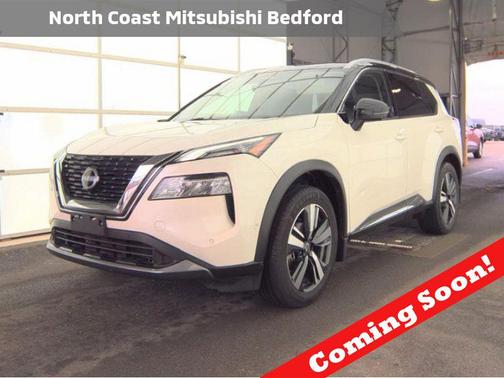 Pearl White Tricoat/Super Black 2023 Nissan Rogue SL