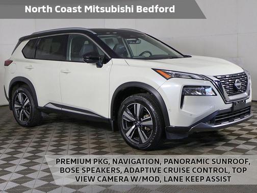 Pearl White Tricoat/Super Black 2023 Nissan Rogue SL
