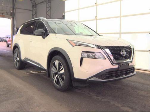 Pearl White Tricoat/Super Black 2023 Nissan Rogue SL