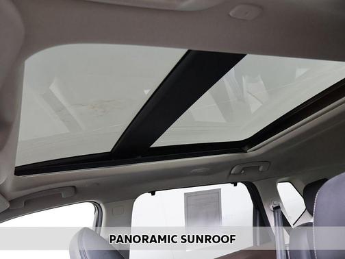 Pearl White Tricoat/Super Black 2023 Nissan Rogue SL