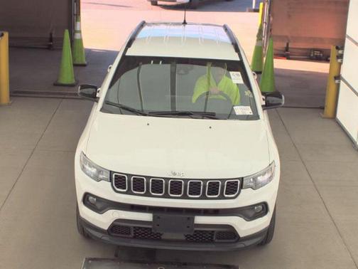 Bright White Clearcoat 2025 Jeep Compass Latitude
