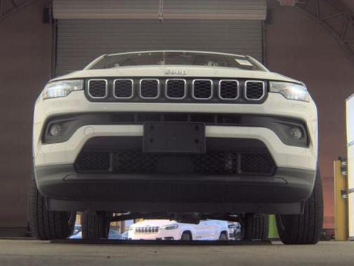 Bright White Clearcoat 2025 Jeep Compass Latitude