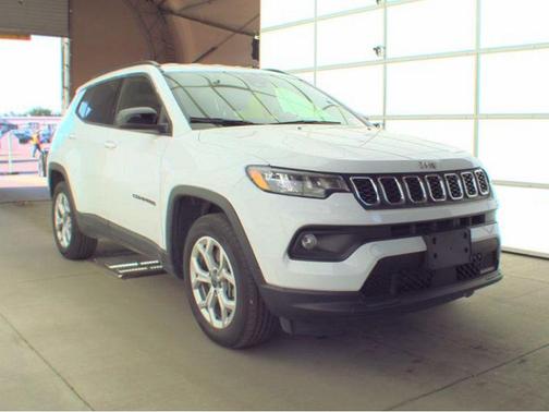 Bright White Clearcoat 2025 Jeep Compass Latitude