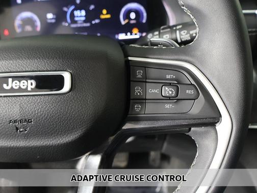 Bright White Clearcoat 2023 Jeep Grand Cherokee Laredo