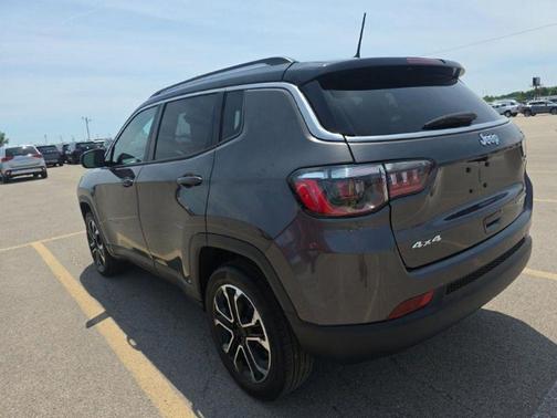 Granite Crystal Metallic Clearcoat 2022 Jeep Compass Limited