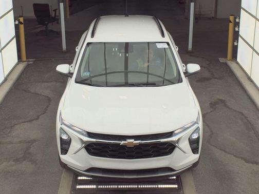 Summit White 2025 Chevrolet Trax LT