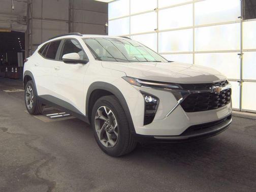 Summit White 2025 Chevrolet Trax LT