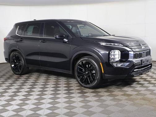 Labrador Black Pearl 2022 Mitsubishi Outlander Black Edition