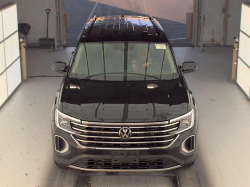 Deep Black Pearl 2025 Volkswagen Atlas 2.0T SE w/Technology 4MOTION