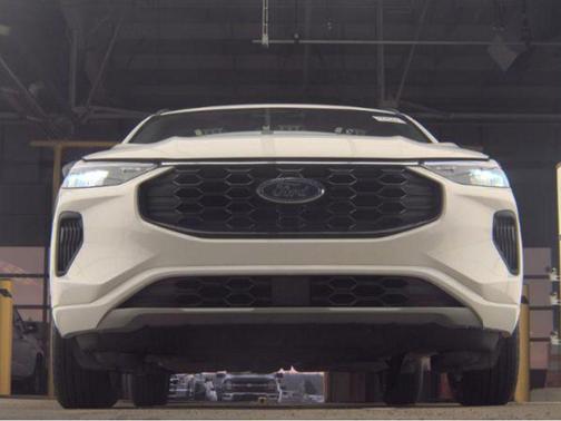 Star White Metallic Tri-Coat 2024 Ford Escape ST-Line