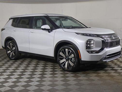 White Diamond 2026 Mitsubishi Outlander SE