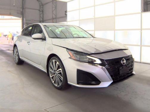 Brilliant Silver Metallic 2023 Nissan Altima 2.5 SL