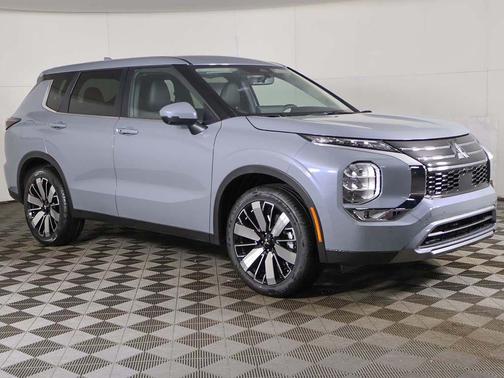 Moonstone Gray Metallic 2026 Mitsubishi Outlander SE