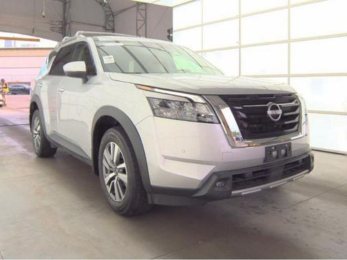 Brilliant Silver Metallic 2023 Nissan Pathfinder SL 4WD