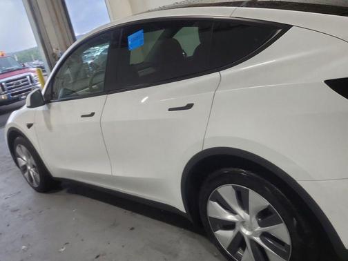 Pearl White Multi-Coat 2022 Tesla Model Y Long Range Dual Motor All-Wheel Drive