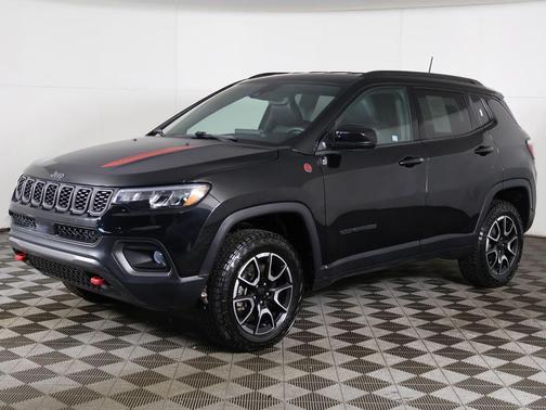 Diamond Black Crystal Pearlcoat 2024 Jeep Compass Trailhawk