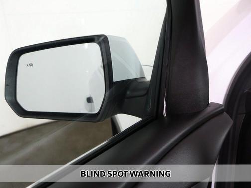 Summit White 2022 Chevrolet Traverse LT Cloth