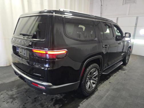 Diamond Black Crystal Pearl 2022 Jeep Wagoneer Series III
