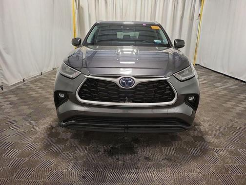 Gray 2022 Toyota Highlander Hybrid XLE