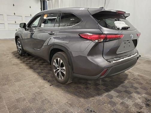 Gray 2022 Toyota Highlander Hybrid XLE