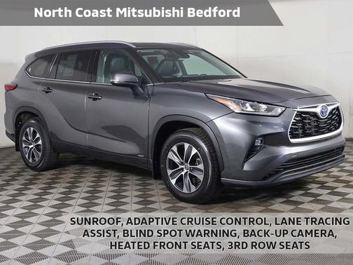 Moon Dust 2022 Toyota Highlander Hybrid XLE