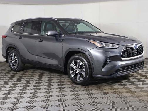 Moon Dust 2022 Toyota Highlander Hybrid XLE