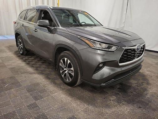 Gray 2022 Toyota Highlander Hybrid XLE