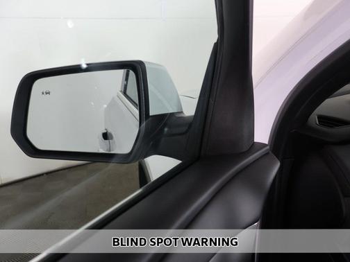 Summit White 2023 Chevrolet Traverse LT Cloth