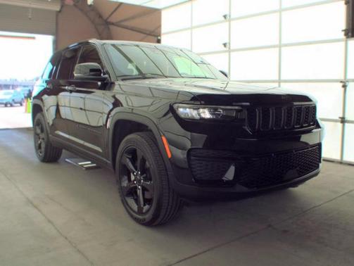 Diamond Black Crystal Pearlcoat 2023 Jeep Grand Cherokee Altitude