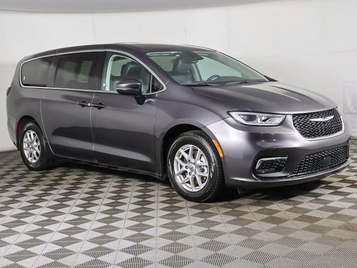 Granite Crystal Metallic Clearcoat 2023 Chrysler Pacifica Touring L