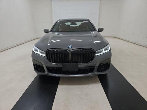 Bernina Grey Amber Effect Metallic 2022 BMW 750 i xDrive