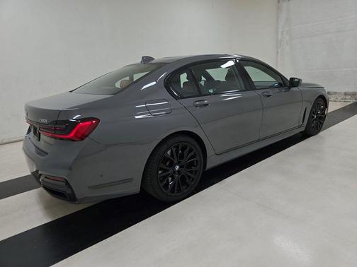 Bernina Grey Amber Effect Metallic 2022 BMW 750 i xDrive