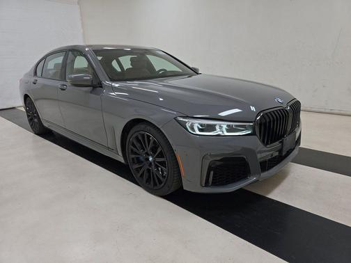 Bernina Grey Amber Effect Metallic 2022 BMW 750 i xDrive