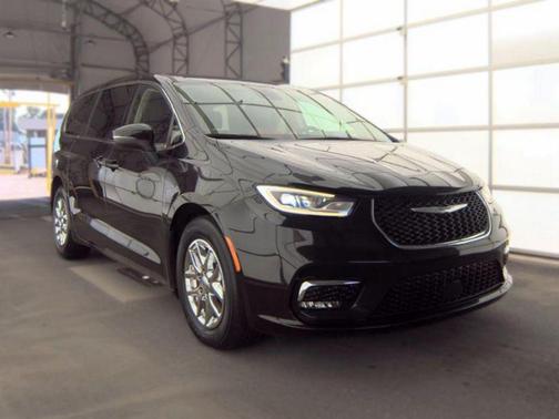 Brilliant Black Crystal Pearlcoat 2023 Chrysler Pacifica Touring L